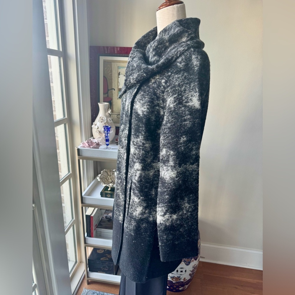 Paraphrase Black and White Women's Cape